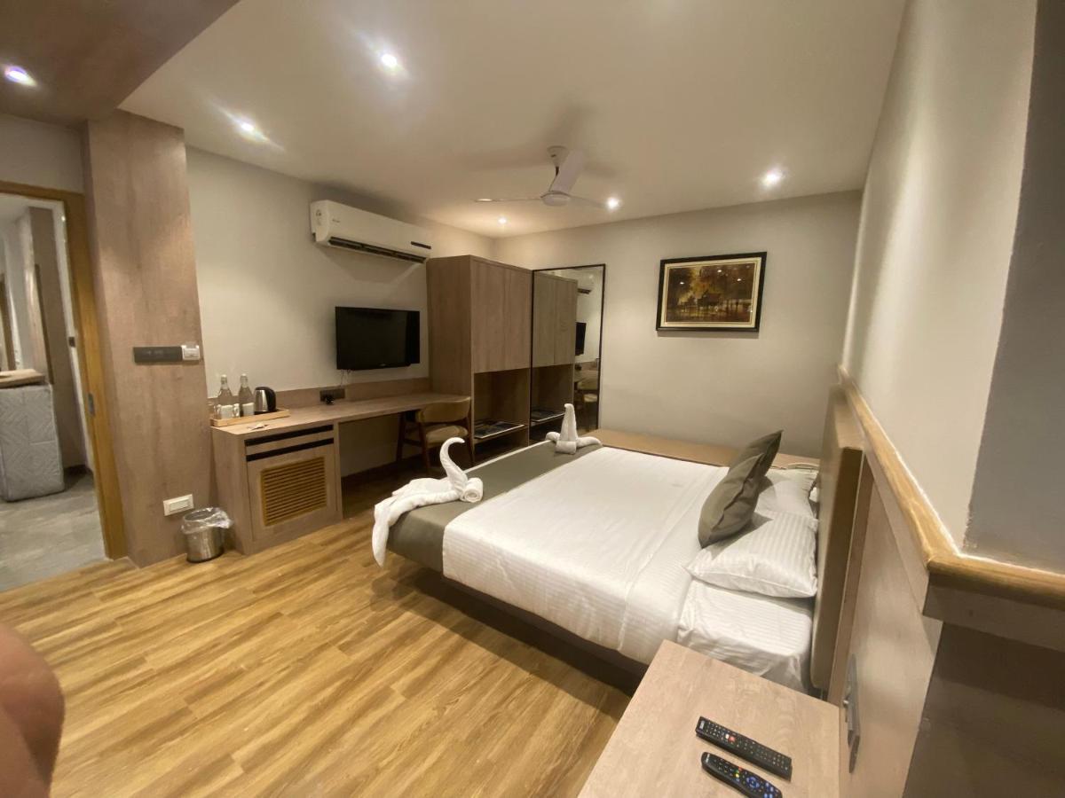 Firangipani Suites - A Corporate Boutique Hotel Panchuria ภายนอก รูปภาพ